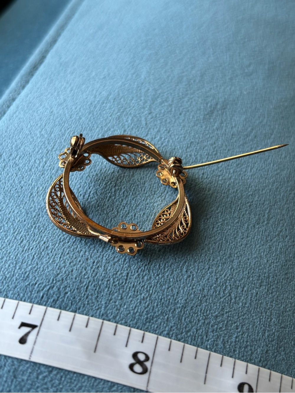 Vintage mid-century gold tone filigree brooch with three opal-like stones - Picture 7 of 8
